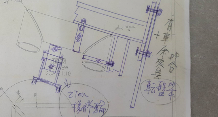 工程團隊與客戶於現場討論工程細節，象徵長期信賴