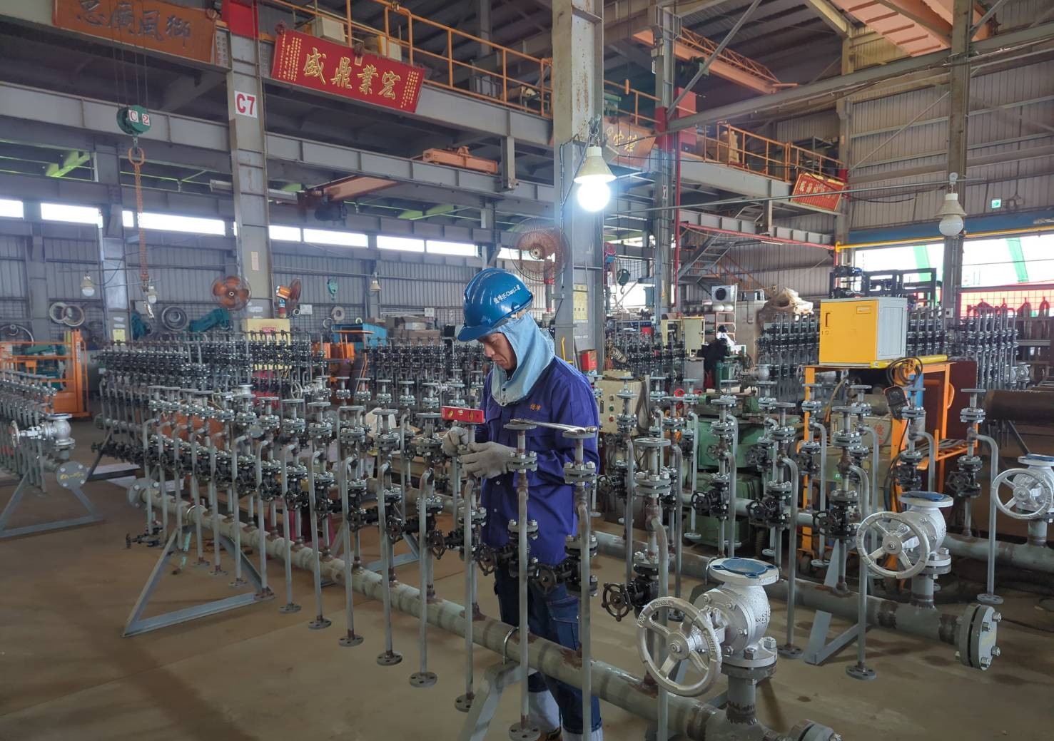 工程人員於現場檢視施工流程，象徵穩健執行